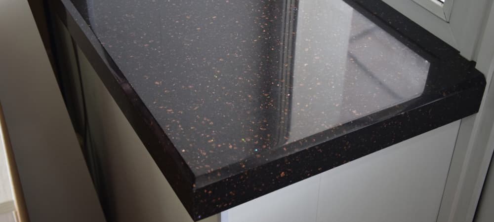 На фото - акриловый подоконник от компании «Acrylic-stone» акриловый подоконник