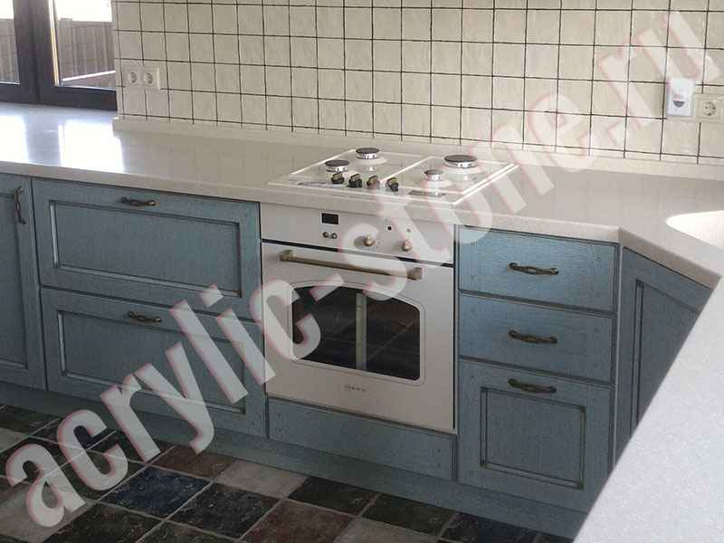 Кухонная столешница для большой кухни 17 метров: фото