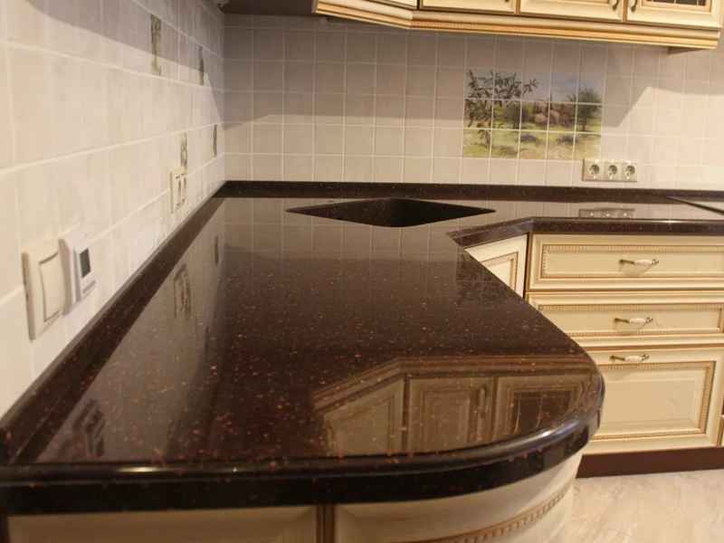 Коричневая столешница для классической кухни: фото