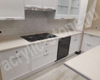 Фото Кухонная столешница из искусственного камня с врезной мойкой и кухонным островом