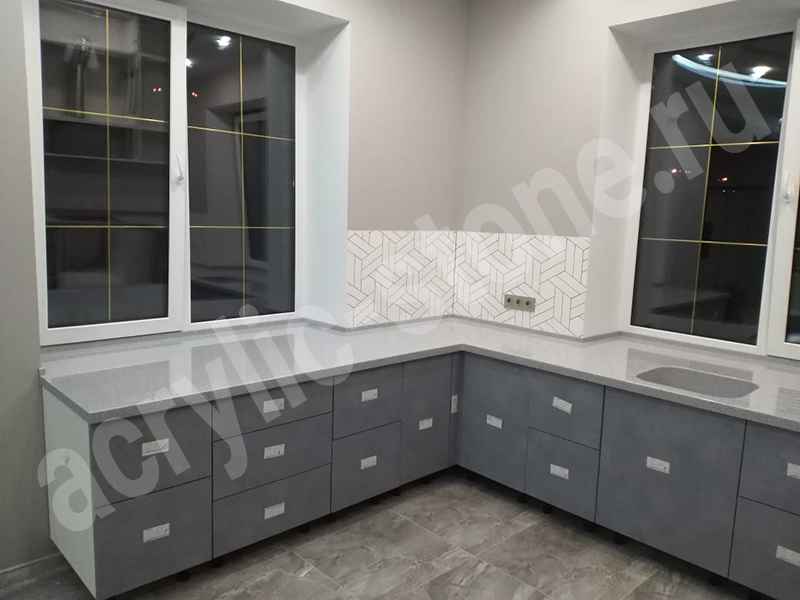 Кухонная столешница из искусственного камня с переходом в подоконник : фото