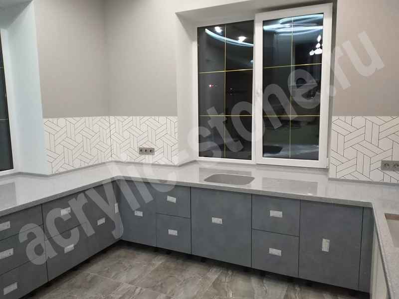Кухонная столешница из искусственного камня с переходом в подоконник : фото