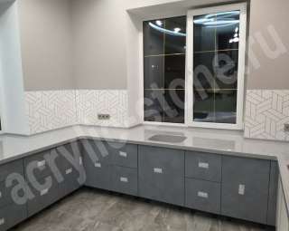 Фото Кухонная столешница из искусственного камня с переходом в подоконник 