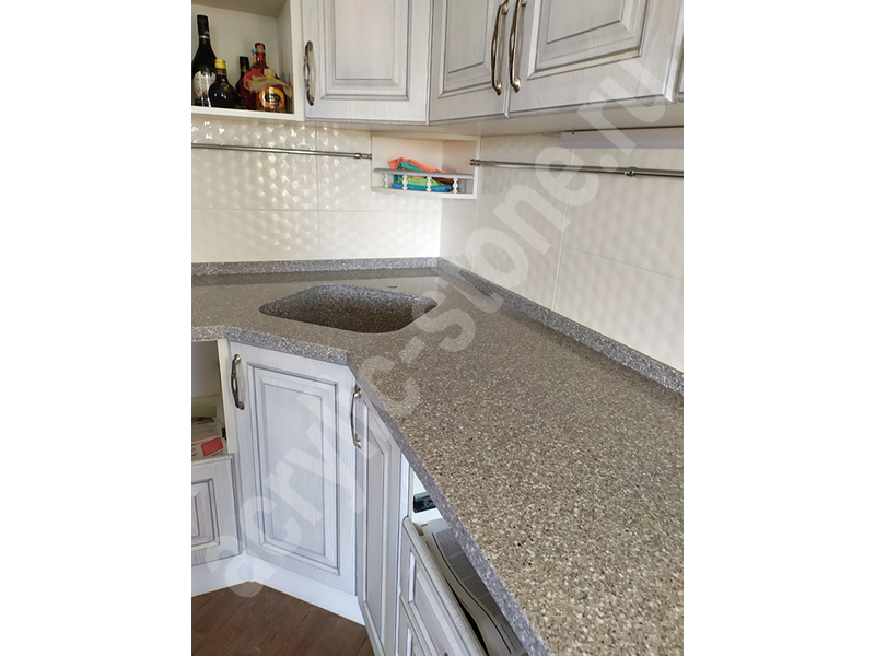 Кухонная столешница из искусственного камня с подоконником: фото