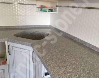 Фото Кухонная столешница из искусственного камня с подоконником