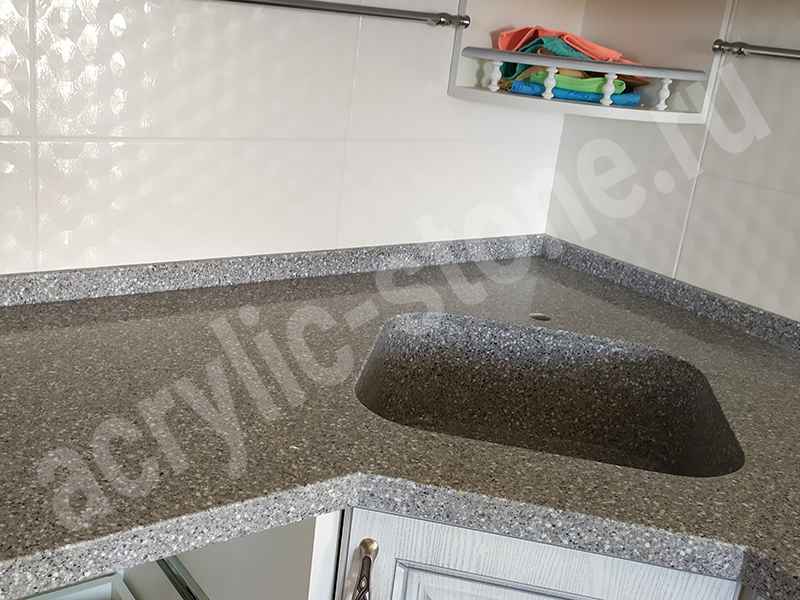 Кухонная столешница из искусственного камня с подоконником: фото