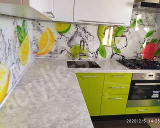 Фото Кухонная угловая столешница из искусственного камня с мойкой 