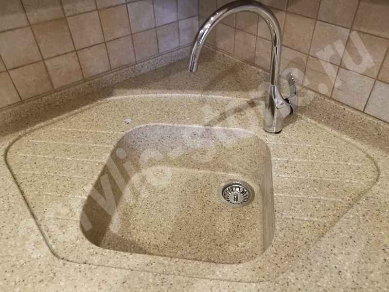 Столешница из искусственного камня с интегрированной (утопленной) мойкой: фото