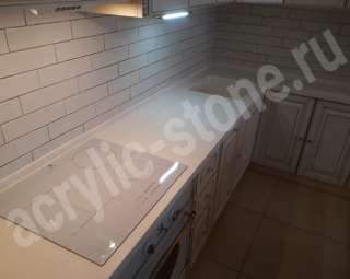 Фото Угловая столешница из искусственного камня с кухонным островом 