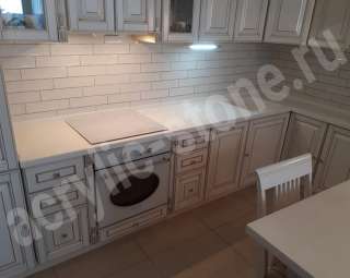 Фото Угловая столешница из искусственного камня с кухонным островом 