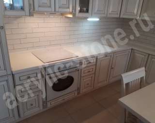 Фото Угловая столешница из искусственного камня с кухонным островом 