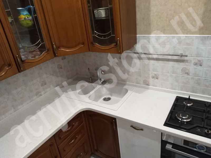 Угловая столешница с оригинальной накладной мойкой из искусственного камня: фото
