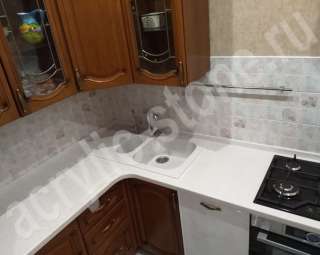 Фото Угловая столешница с оригинальной накладной мойкой из искусственного камня