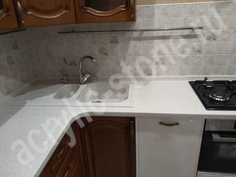 Угловая столешница с оригинальной накладной мойкой из искусственного камня: фото