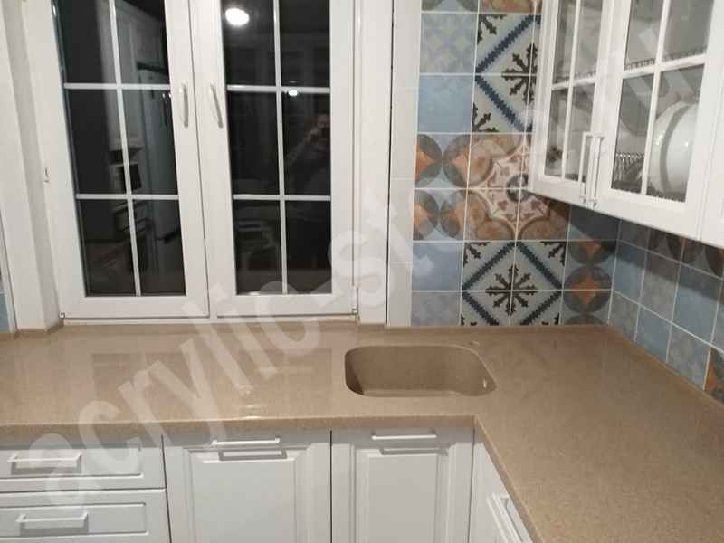 Угловая столешница для кухни из искусственного камня с интегрированной мойкой SAMSUNG STARON и подоконником: фото