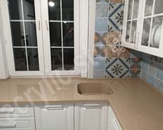 Фото Угловая столешница для кухни из искусственного камня с интегрированной мойкой SAMSUNG STARON и подоконником