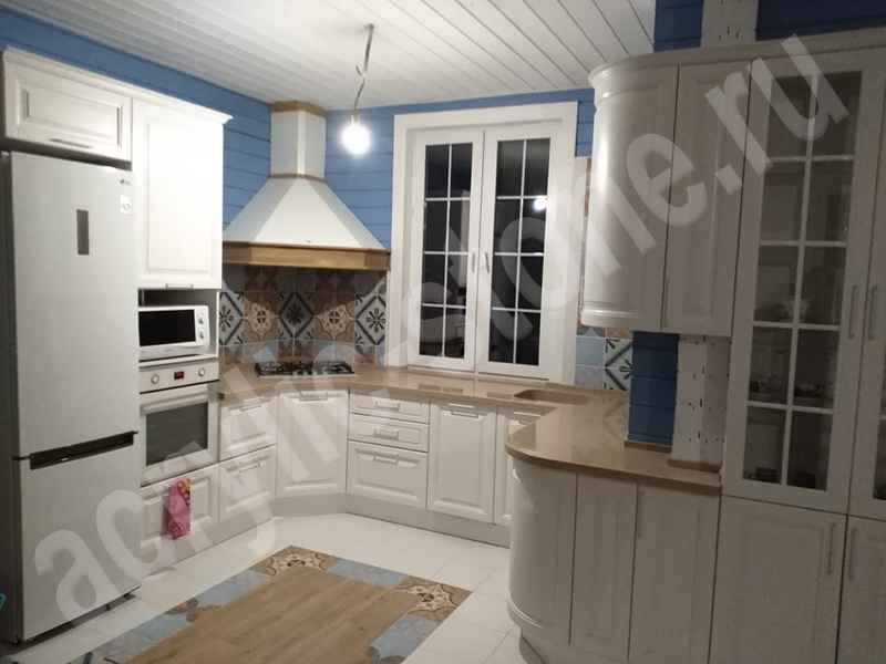 Угловая столешница для кухни из искусственного камня с интегрированной мойкой SAMSUNG STARON и подоконником: фото