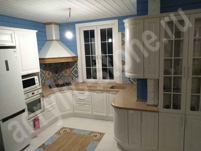 Угловая столешница для кухни из искусственного камня с интегрированной мойкой SAMSUNG STARON и подоконником: фото