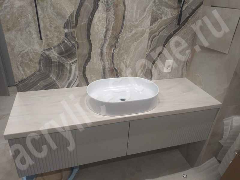 Столешница  из искусственного камня Grandex с керамической накладной раковиной для ванной комнаты: фото