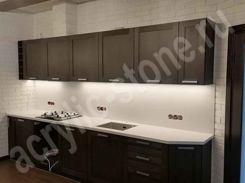 Столешница  из искусственного камня GRANDEX с металлической мойкой и стеновой панелью: фото