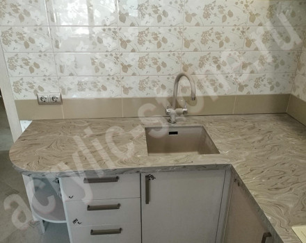 Угловая кухонная столешница  из искусственного камня с керамической раковиной (подклейка): фото