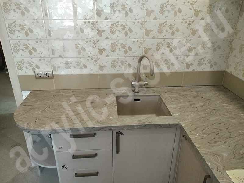 Угловая кухонная столешница  из искусственного камня с керамической раковиной (подклейка): фото