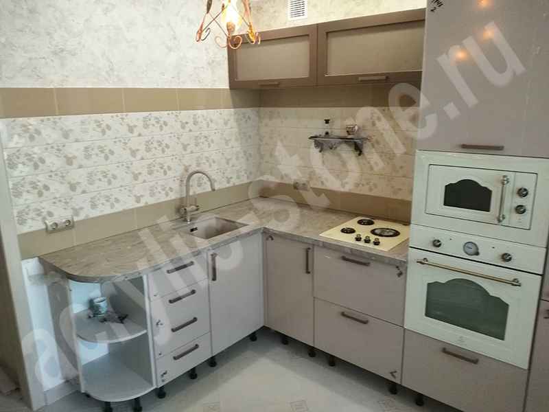Угловая кухонная столешница  из искусственного камня с керамической раковиной (подклейка): фото