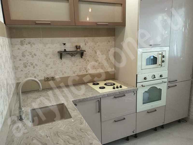 Угловая кухонная столешница  из искусственного камня с керамической раковиной (подклейка): фото