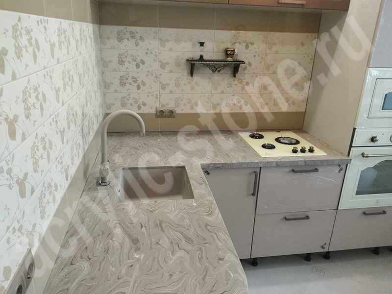 Угловая кухонная столешница  из искусственного камня с керамической раковиной (подклейка): фото