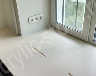 Фото Стол-подоконник из искусственного камня LG HI-MACS