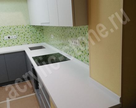 Угловая столешница для кухни из искусственного камня Hanex с мойкой нижнего монтажа: фото