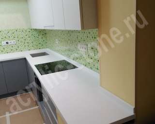 Фото Угловая столешница для кухни из искусственного камня Hanex с мойкой нижнего монтажа