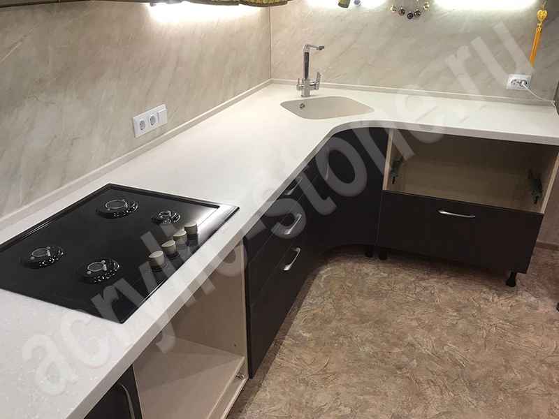 Угловая радиусная столешница для кухни из искусственного камня Hanex: фото