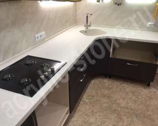 Фото Угловая радиусная столешница для кухни из искусственного камня Hanex