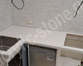Фото Угловая кухонная столешница с подоконником  из искусственного Grandex