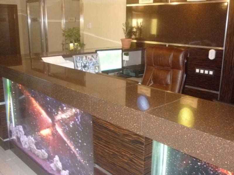 Стойка ресепшен из искусственного камня для администратора гостиницы: фото